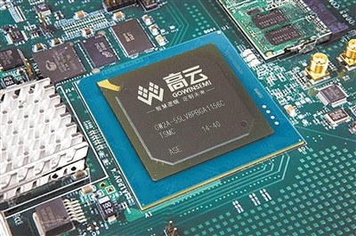 　　近日，高云半导体科技股份有限公司在上海发布了一款具有中国自主知识产权的FPGA芯片及配套平台化产品，这也是中资公司收购美国FPGA厂商莱迪斯(Lattice)告吹后第一次亮出国产“名片”，意味着中国“芯”家族多了一位中国造的“万能”成员。  　　增加一个USB功能，集成一片新市场 　　FPGA是现场可编程逻辑阵列——一种可编程“万用”芯片，其特殊的灵活性