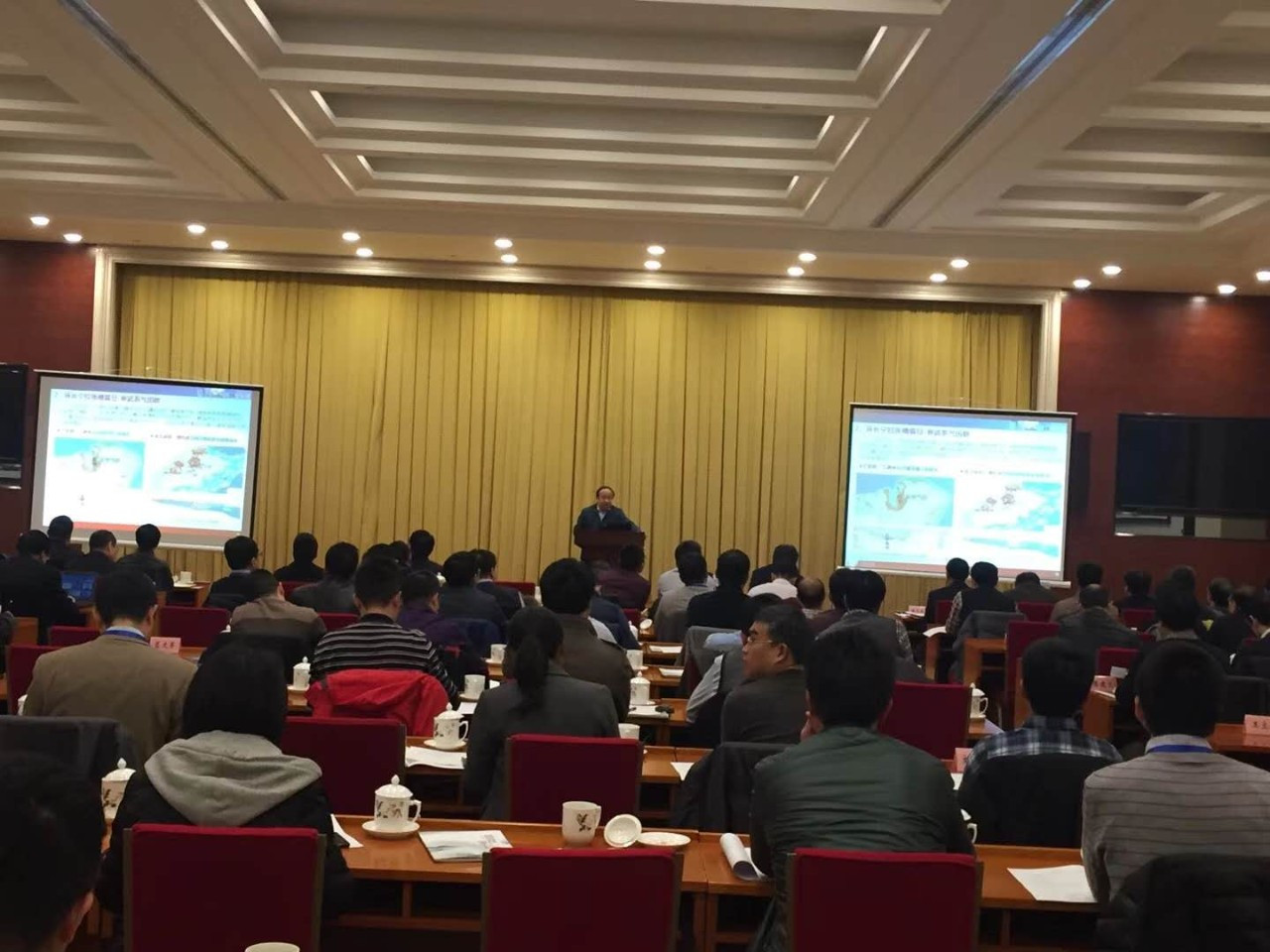 原标题：向深水深层进军：中国油气资源发展的战略选择　——第二届中国油气资源发展战略高端研讨会侧记             12月2日，第二届中国油气资源发展战略高端研讨会在北京召开。 本届研讨会是由国土资源部油气资源战略研究中心主办，中海油勘探部和同济大学海洋与地球科学学院为合作单位