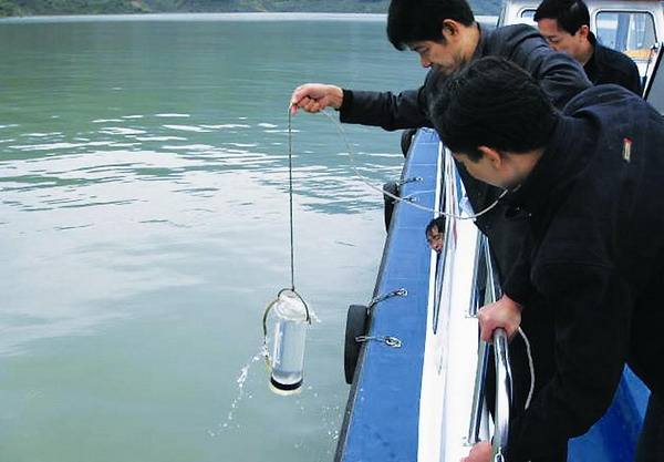 　　水源地水质怎么样？现在，操作人员只需动动鼠标，水源地水质情况就一目了然。11月28日，湖北黄冈市区两个水源地水质自动监测系统二水厂、三水厂监测系统启用