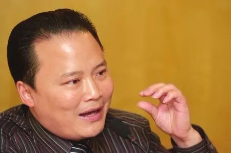 原标题：光阴热血洒疆场   伏兮岁月寄赤阳            关注我们哦！ 没有哪个行业比太阳能光伏产业更适合用“冰火两重天”来形容，在过去的二十多年间，这个行业就像过山车一样，“眼见楼高起，眼见楼塌了”。在这二十多年间，技术革新是市场变化瞬息莫测，从他们的只言片语里，可见运筹帷幄中的果决，也可见狂风洗礼后的智慧，最终，都沉淀在光伏产业历史的交壑与泥泞里
