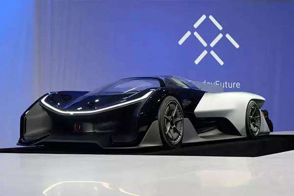 
                
	
                    
	据外媒The Verge报道，智能互联电动车新兴企业Faraday Future（以下简称“FF”）高管FF91主设计师、FF全球设计副总裁Richard Kim辞职。不到两个月时间，FF已折损多名核心管理人员