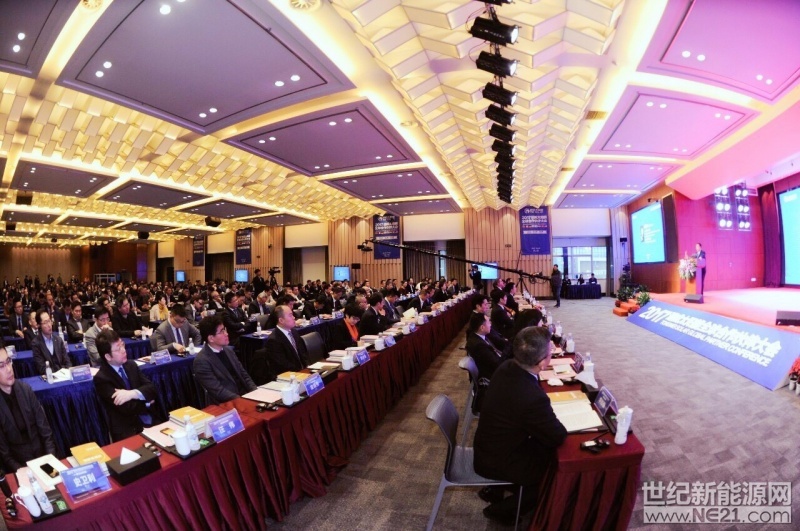  中国光伏行业正在寻求转型，如何进一步降低成本、提高转化率、增强国际竞争优势都是摆在行业面前的一道道考题。


 
12月1日，以“共进·共享·共赢”为主题的2017通威太阳能全球合作伙伴大会在成都举行，会议期间，有句话被频频提及——“智能制造可以为光伏行业发展指明新方向