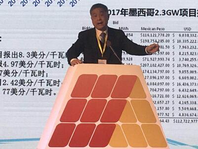 　　2017年12月5日，2017光伏领袖峰会—西部论坛重磅开幕!中国光伏行业协会秘书长王勃华作了主旨演讲，他在演讲中指出行业发展要避免供需失衡，加强行业自律，加速推进标准化工作。　　以下为发言实录：　　王勃华：各位嘉宾、各位领导，上午好!　　按照会议议程我来给大家做个汇报，简单介绍下背景，我要讲的是全球的趋势，作为企业家来讲，考虑光伏产业的发展，首先要分析的应该是大势，就像下围棋一样，要看大势，大势怎么样，未来长期会怎么样?全球的大势所趋必须是发展可再生能源，可再生能源里最重要的要数光伏