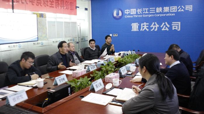      　　本网讯 12月4日，重庆分公司党委书记、总经理朱光明会见重庆三峰环境产业集团有限公司（以下简称三峰环境）党委书记、董事长雷钦平一行，双方就探索国内外垃圾发电市场合作事宜进行了座谈。                    　　朱光明热忱欢迎雷钦平董事长一行的来访，并向来宾介绍了三峡集团在国内外的业务发展和未来战略规划，以及重庆分公司的基本情况和业务拓展等；表示希望借助三峰环境在垃圾发电领域的专业优势，与三峰环境进行多形式、多层次、宽领域的合作