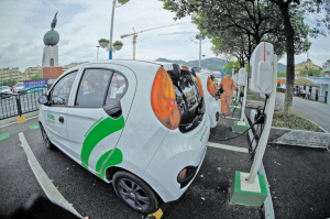 
　　快捷方便的充換電設(shè)施，對(duì)于電動(dòng)汽車遠(yuǎn)距離放心出行至關(guān)重要。圖為供電員工正在對(duì)浙江麗水蓮都區(qū)高鐵站旁邊的電動(dòng)汽車充電站進(jìn)行維護(hù)