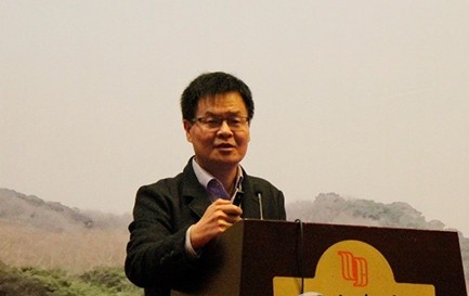 
            	前不久，2017年诺贝尔化学奖颁给了德裔生物物理学家阿希姆・弗兰克和英国分子生物学家和生物物理学家理查德・亨德森，以表彰他们发展了冷冻电子显微镜技术。浙江大学对冷冻电镜技术同样十分重视，由学校自筹资金6000万建立冷冻电镜中心，这在国内首开先例