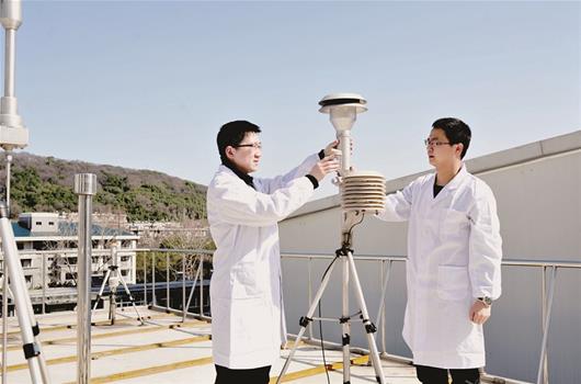 　　秋冬季节雾霾天气多发，也是空气质量预报员承受压力最大的时节。目前，湖北全省范围内都正遭遇一轮污染天气来袭，江城更是连续29个小时都处在重度污染之下