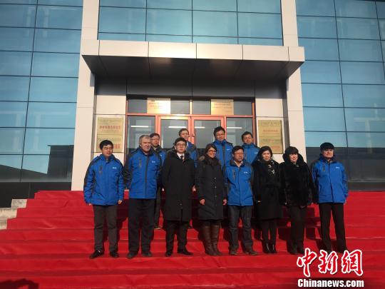 　　图为中外石墨专家在华升石墨研发中心前合影。　史轶夫　摄　　中新网鹤岗12月6日电 题：中国北疆百年煤城鹤岗转型：从卖资源到卖技术 走在世界前列　　中新网记者史轶夫　　从卖几百元(人民币，下同)一吨的煤炭到卖几百万元一吨的石墨烯，从高纯石墨到负极材料再到动力电池，中国北疆资源型城市――鹤岗，已经通过“黑金”――石墨烯研发新技术，摸索出转型发展的新动能
