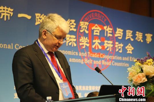 原标题：中外学者在京探讨“一带一路”沿线国家和地区经贸合作                            “一带一路”经贸合作与民族事务治理国际学术研讨会在中央民族大学举办。 杜燕 摄  中新网北京12月6日电 (记者 杜燕)由中央民族大学主办的“一带一路”经贸合作与民族事务治理国际学术研讨会在北京举办