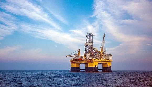 原标题：【深度】挺进深海十年            中国深海勘探开发技术与装备从“跟跑”实现“交错领跑”，勘探领域从常规油气延伸到“非常规”，勘探开发实践从国内走向海外。  “近年来，全球重大的油气发现全部来自深水