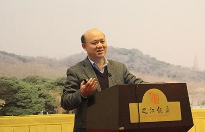 
            	十八世纪六十年代的工业革命用机器代替人工，将人类从繁杂的工作中解放出来，也让人类走上了工业化和城市化的“高速公路”。但是，环境污染问题也伴随着人类技术的进步逐渐凸显出来