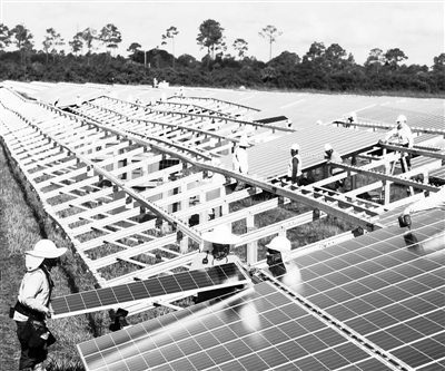 原标题：全球新兴市场光伏装机增速迅猛 新增光伏产能再创新高            近日，彭博新能源财经(BNEF)发布Climatescope项目调查报告称，统计数据显示，虽然去年全球清洁能源投资总额出现下滑，但全球新兴市场光伏装机增速迅猛，新增光伏产能也再创新高。  据了解，Climatescope项目是一项专注于新兴市场国家清洁能源活动的综合性年度调查
