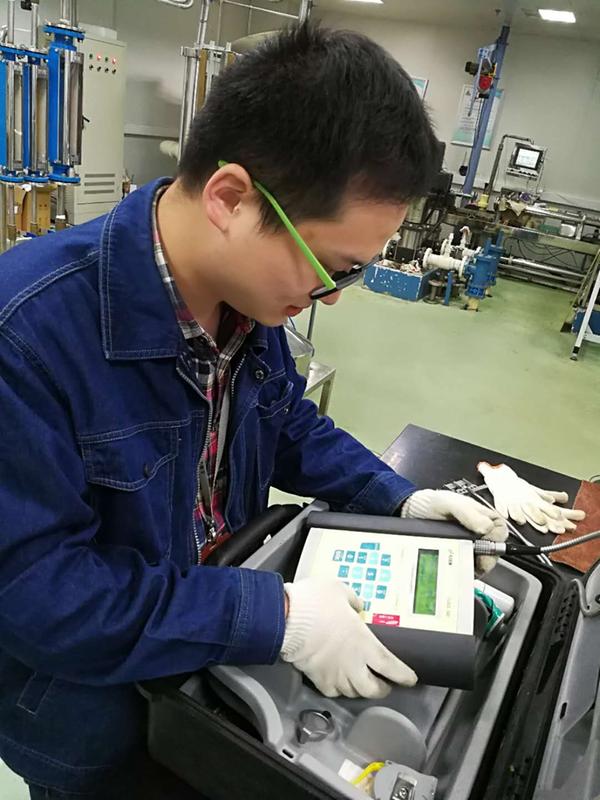 　　“当一个人先从自己的内心开始奋斗，他就是个有价值的人。”无锡计量院流量与容量计量检测部王可嘉同志将其作为座右铭置于座位前并默默践行着