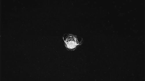 　　美国电影《地心引力》把太空垃圾的风险戏剧化了。尽管漂浮的扳手和断裂的火箭部件可能对宇宙飞船造成最致命的威胁，但大多数轨道碎片实际上都是小得多的——想象一下油漆斑点和破碎的卫星碎片