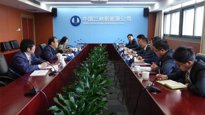      　　本网讯（雒德宏）12月5日，三峡新能源董事长樊建军与来访的华为公司高级副总裁、网络能源产品线总裁侯金龙，智能光伏中国区总经理曾伟胜一行进行座谈。双方围绕新能源领域开展深层次合作进行了深入交流，并达成广泛共识