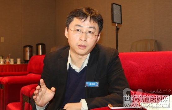 摘要：
我觉得模式真的不重要，最终怎么更有效率的把最低的成本传递到终端才是关键，但一定要以质量做保障。
——爱康绿色家园总经理 徐文科
以“匠心品质、创见未来”为主题的第三届中国制造2025高峰论坛召开当天，光伏头条获悉爱康集团斩获“中国制造冠军企业奖”，成为本年度唯一获此大奖的光伏企业!为什么在中国一众光伏企业、上市公司中脱颖而出的是爱康集团?光伏头条记者临场对爱康集团旗下子公司爱康绿色家园总经理徐文科进行了采访