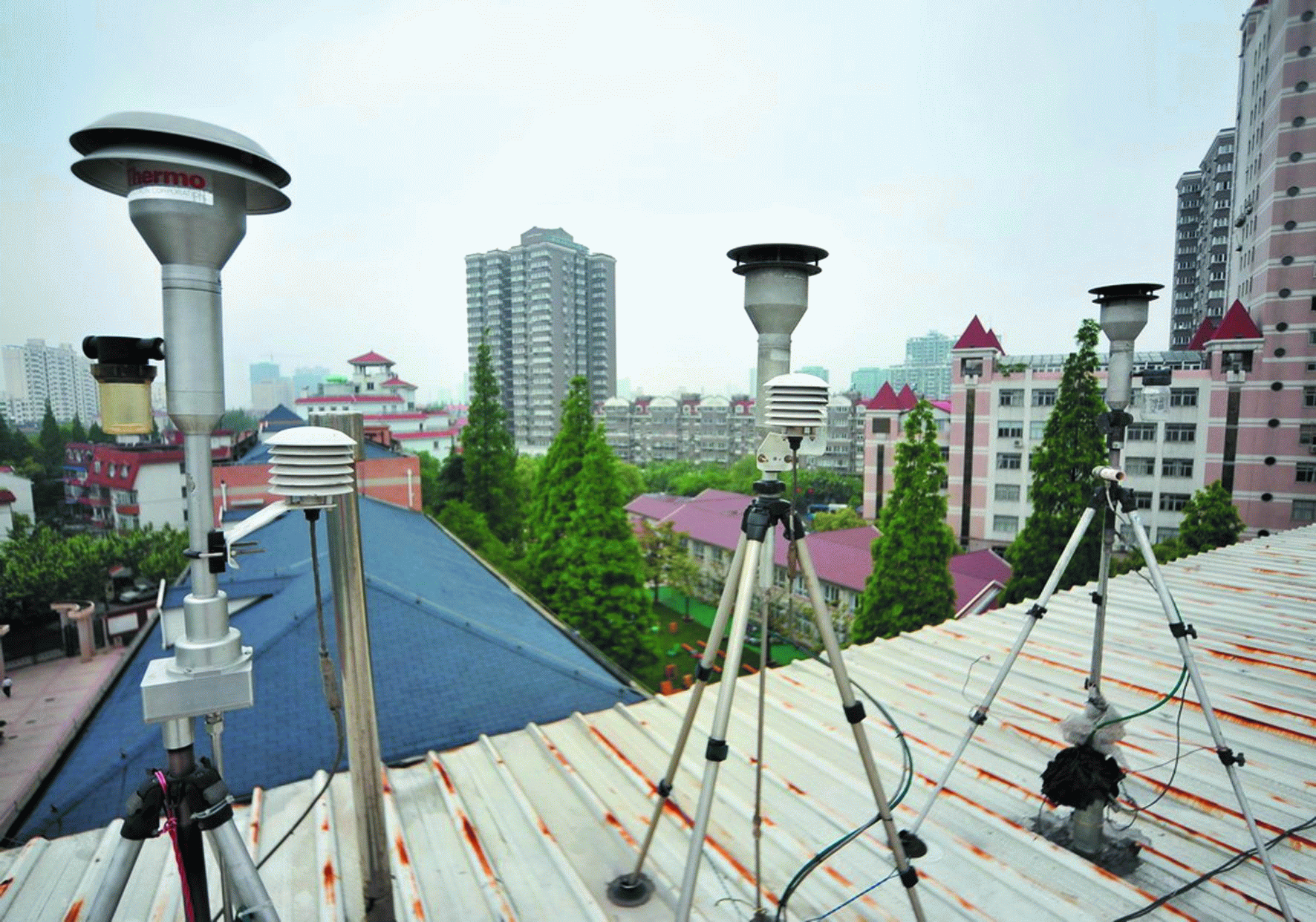 　　近日，记者从山东省聊城市环保局获悉，聊城市启动了全市乡镇环境空气监测系统的建设工作，在全市145个乡镇(街道、园区)各建设1个环境空气自动监测站(监测指标为PM10、PM2.5)，共计145个环境空气自动监测站，为全市网格化环境监管工作提供了有力支撑。  (图片来自网络，侵删) 　　据了解，145个乡镇环境空气自动监测站全部建设在乡镇(街道、园区)驻地，定时上传一次数据，实现了24小时在线连续监测，在承担网格化监测的任务的同时，还承担着乡镇(街道、园区)的考核任务