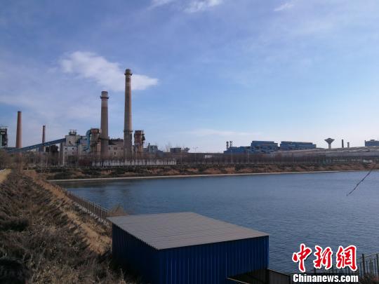 　　12月7日，河北前进钢铁集团有限公司产能整体退出、设备封存通过了省钢铁煤炭火电行业化解过剩产能工作领导小组办公室的验收。　徐巍　摄　　河北霸州两钢厂通过验收退出钢铁产能914万吨 提前进入“无钢市”　　中新网廊坊12月7日电 (宋敏涛 徐巍)7日，河北省钢铁煤炭火电行业化解过剩产能工作领导小组办公室对坐落于霸州市胜芳镇的河北前进钢铁集团有限公司产能整体退出、设备封存进行了验收
