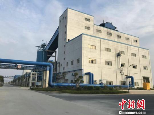 　　福州市元洪投资区集中供热项目系福建省重点建设项目，其中一期项目占地面积120亩，投资约5.2亿元，项目于2016年12月份投产。吴喜达 摄　　促进煤电低碳清洁发展 福建将布局燃煤耦合垃圾及污泥发电技改项目　　中新网福州12月7日电 (叶秋云)“填埋虽可处理各类污泥，但以福州市地区的土地情况，不可能再占用大量的土地来处置污泥