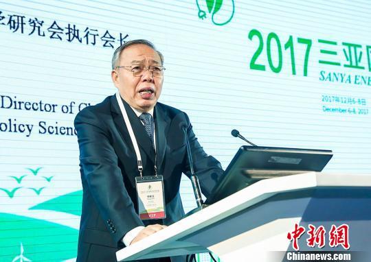 原标题：三亚国际能源论坛谈“气荒” 如何增加天然气供应                            图为中国政策科学研究会执行会长郑新立12月7日出席2017三亚国际能源论坛。　主办方供图　摄  三亚国际能源论坛谈“气荒” 专家建言如何增加天然气供应 中新网三亚12月7日电 (记者 尹海明)“很多地方取暖用的锅炉原来烧煤都改成烧气了，由于时间紧迫，天然气供应渠道没有很好的解决，所以现在北方天气已经到了零下，有些地方因为天然气供应不足，给居民生活带来不便