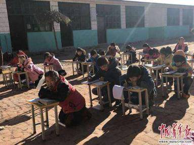 原标题：华北告急，华中告急，一场大规模“气荒”正在席卷中国              ◎智谷趋势（ID：zgtrend）| 路口大爷  01 《中国青年报》最近的一则新闻：保定多所农村小学的学生都搬到了零摄氏度的院子里写作业。不是院子里头不冷，而是屋里无气供暖，小学生们只能到院子里晒太阳写作业，冷了就靠跑步取暖
