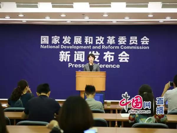 　　国家发改委于今日上午9:30，召开定时定主题新闻发布会，发布宏观经济运行情况并回应热点问题，相关负责同志出席发布会。国家发改委政策研究室副主任兼新闻发言人孟玮重点介绍了6个方面情况，分别是电力运行情况、固定资产投资和易地扶贫搬迁进展情况、价格运行和监管情况、经济体制改革工作进展情况、信用体系建设情况、近期出台的重要政策文件，并回答记者提问
