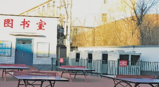 原标题：“煤改电”，电来了吗？够用吗？             （东马池小学原来的燃煤锅炉房改成了图书室，原来的煤场安装了乒乓球台） 又到供暖季，位于河北保定的东马池小学却早就没有了燃煤采暖锅炉房。天越来越冷，孩子们上课会受冻吗？12月6日，记者在学校操场东北角的图书馆和教室里实测发现，室内很暖和，室温在20摄氏度左右