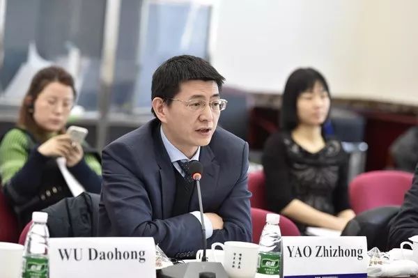 原标题：特别报道丨姚枝仲：关注影响世界经济走势的三个问题            中国社会科学院世界经济与政治研究所副所长姚枝仲：关注影响世界经济走势的三个问题  摄影/张玉雷 ■中国经济时报记者 张娜 在12月5日举行的第三届国务院发展研究中心—印度国家转型委员会对话会上，中国社会科学院世界经济与政治研究所副所长姚枝仲就当前世界经济形势作专题发言。 姚枝仲说，要特别关注影响世界经济走势的几个问题