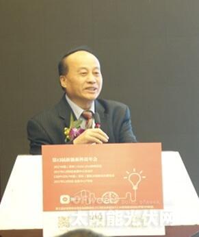 
	中國儲能網(wǎng)訊：化石能源并不能長久利用，目前存儲的化石能源只夠我們消耗300年，全球最多還有150年的時間發(fā)展新能源，其中太陽能的發(fā)展是重中之重。


	 


	加拿大工程院院士張久俊


	加拿大工程院院士張久俊認(rèn)為，能源是人類生活中必不可少的一環(huán)，但是地球的環(huán)境也是人類能夠健康生活的前提