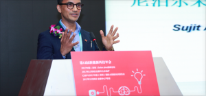 12月8日，尼泊爾能源發(fā)展委員會主席蘇吉特.阿克萊(Sujit Acharya)在深圳Solar plus國際高峰論壇做了《尼泊爾未來10年40000兆瓦電力及儲能如何適用及發(fā)展》的主題演講報告。

他表示：尼泊爾能源總需求7000兆瓦，目前電力傳輸和分配者由尼泊爾電力局壟斷，政府宣布未來十年需要開發(fā)17000兆瓦，需求的能源儲備為3400MW-8000MW