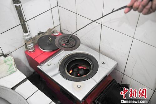 　　京津冀每年散煤消费量超4000万吨，占煤炭使用总量10%，但污染物排放贡献超50%　　治理散煤污染，思路要广一点(绿色焦点)资料图：辽宁沈阳，居民家中正在使用的清洁型煤。中新社记者 于海洋 摄　　气温越来越低，北方地区已经进入采暖期