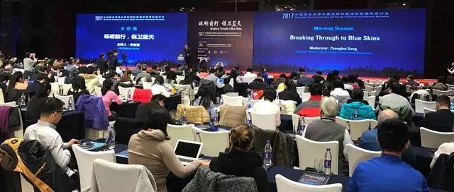 原标题：如何打赢能源转型攻坚战？            “目前所说的绿色发展，不再局限于传统意义上的环境保护问题，而是一场全方位的经济社会变革。”中国发展研究基金会副理事长、国务院发展研究中心原副主任刘世锦在“2017中国煤炭消费总量控制和能源转型国际研讨会”上接受《财经》V课专访时说