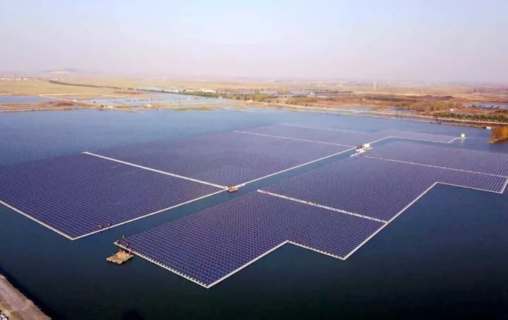 原标题：今天，全球最大150MW水面漂浮光伏电站并网发电！（视频+图文）              先看看震撼的视频画面    本文作者：邱军 雒德宏 张怡然 本文摄影：邱军 张伟国 汤伟 雒德宏 王靖 ✦【规模】全球最大的水面漂浮光伏电站 ✦【绿色】采煤沉陷区闲置水面变成绿色能源基地，助推和引领国家新能源的发展模式 ✦【民生】促进当地农民脱贫增收 ✦【示范】政企合作共赢新模式，“渔光互补”新模式 ✦【清洁】全部建成后，年发电量约1.5亿千瓦时清洁电力 ✦【目标】世界上规模最大、技术最先进、智能水平最高的