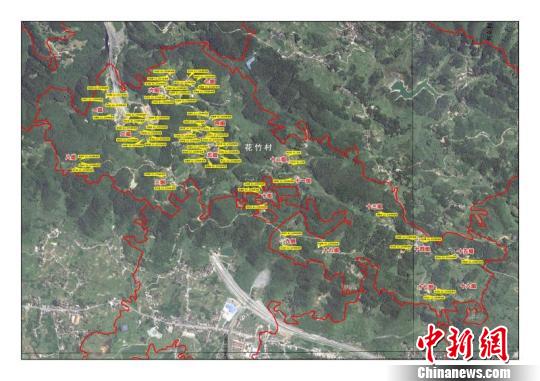 
由扶貧隊(duì)繪制的花竹村電子貧困地圖

　　“我們這里以前叫花山村，現(xiàn)在可是名副其實(shí)的‘花果山’啦！”12月9日，指著田里即將長(zhǎng)成的紅肉蜜柚和村組硬化道路兩旁的櫻花樹(shù)，貧困戶楊朝輝笑開(kāi)了花。
 
　　已經(jīng)脫貧的貧困戶在老房子旁修建起嶄新磚房