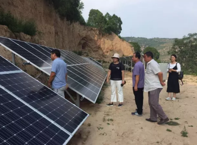 黄陵县光伏扶贫政策效果显著，为当地经济注入活力。黄陵县将农村“三变”改革与精准扶贫工作紧密结合，助推脱贫攻坚，为农村经济持续健康发展和脱贫攻坚注入了新的活力和动力