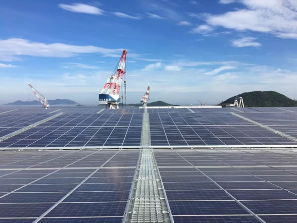 
	　　“光伏建筑一体化（BIPV）电站本身并不是一个新鲜的事物，与附着在建筑上的光伏发电项目（BAPV）不同，后者整个的投资效益比较低。我们所做的全球最大BIPV电站——常石舟山造船厂屋顶光伏电站（下简称“常石电站”）更看重于市场本身的需求和技术本身的匹配度