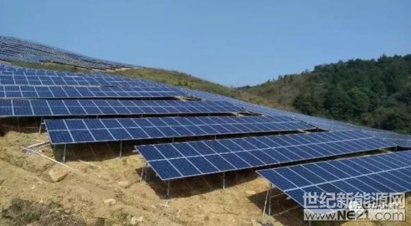

12月8日，武冈市的冬日阳光格外温暖，湾头桥镇朝阳村等8个光伏电站的开业红绸格外明媚，随着并网开关的接通，我市21.6兆瓦委托帮扶光伏发电站正式投产运行，日均可发电4.9万度、电费收入4.2万元，以此保障85个贫困村集体经济每年收入5万元和10495名建档立卡贫困人口3-5年每人每年增收1000元，从而建立了产业扶贫委托帮扶机制，助推了贫困退出。

武冈市是武陵山集中扶贫攻坚片区贫困县(市)，并村后有贫困村85个、建档立卡贫困人口33833户115811人