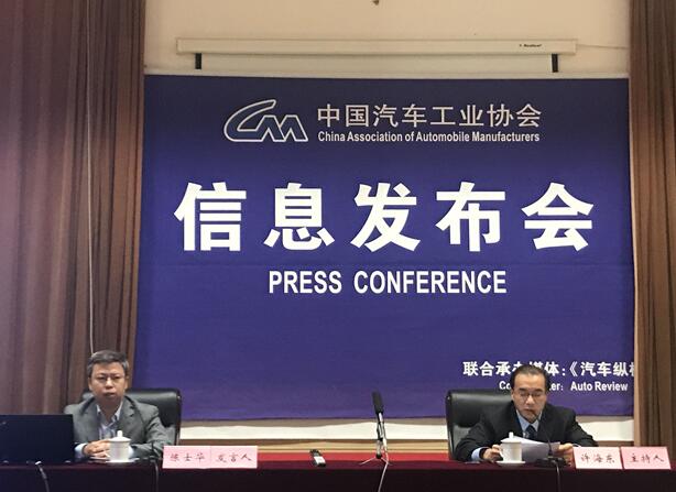 　　&nbsp;【中国能源网讯】记者赵唯报道：中国汽车工业协会(简称“中汽协”)12月11日发布的数据显示，11月，新能源汽车产销分别完成12.2万辆和11.9万辆，环比分别增长32.8%和30.5%，同比分别增长70.1%和83%。中汽协秘书长助理许海东在现场预测，“今年全年新能源汽车70万辆的销售目标肯定没问题，明年100万辆的销售目标也没有问题