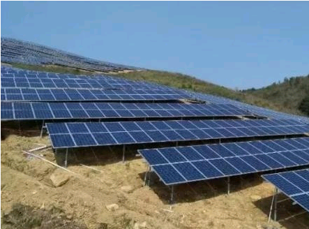 近期武冈市第八个光伏电站建设完成，正式进入投产，该项目增加了当地收入，当地经济有极大的发展。武冈市的冬日阳光格外温暖，湾头桥镇朝阳村等8个光伏电站的开业红绸格外明媚，随着并网开关的接通，我市21.6兆瓦委托帮扶光伏发电站正式投产运行，日均可发电4.9万度、电费收入4.2万元，以此保障85个贫困村集体经济每年收入5万元和10495名建档立卡贫困人口3-5年每人每年增收1000元，从而建立了产业扶贫委托帮扶机制，助推了贫困退出
