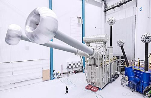 
                      ABB为全球首条1100千伏特高压工程提供的变压器及关键设备通过型式试验，书写电力历史新篇章。
  
  ABB近日成功测试了包括高端和低端变压器在内的全球最大功率1100千伏特高压直流变压器，再次书写了全球电力历史的新篇章