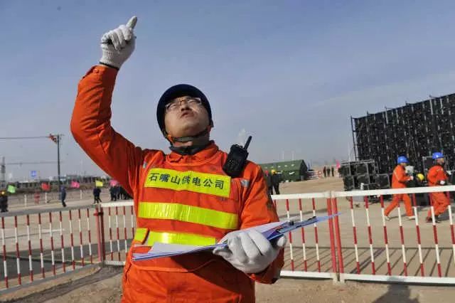 

 
　　“穩(wěn)住、穩(wěn)住，噴油、點(diǎn)火！”

　　“塑料薄膜掉下來(lái)了！”

　　12月12日，國(guó)網(wǎng)寧東供電公司成功應(yīng)用噴火無(wú)人機(jī)清除了飄掛在運(yùn)行中的110千伏徐希甲線13#—14#桿導(dǎo)線上的塑料薄膜，確保了電網(wǎng)安全穩(wěn)定運(yùn)行。這也是噴火無(wú)人機(jī)技術(shù)在電網(wǎng)應(yīng)急演練中的首次應(yīng)用，極大地提升了輸電線路異物隱患消除的效率