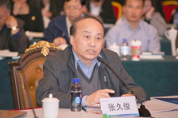 
	　　化石能源并不能长久利用，目前存储的化石能源只够我们消耗300年，全球最多还有150年的时间发展新能源，其中太阳能的发展是重中之重。

	
	加拿大工程院院士张久俊

	　　加拿大工程院院士张久俊认为，能源是人类生活中必不可少的一环，但是地球的环境也是人类能够健康生活的前提