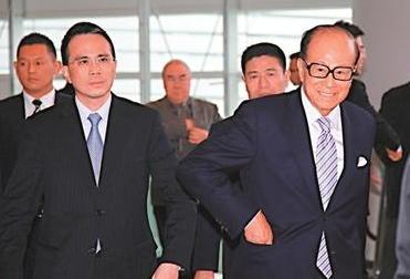 原标题：李嘉诚不仅从大陆撤资，资产转移到欧洲，而且全家进了加拿大国籍            前段时间，李嘉诚基金会在汕头大学的牌子被摘了，引起了轩然大波。许多人都会李嘉诚要从汕头大学撤资，不过最后都被李嘉诚基金会跟汕头大学否认了
