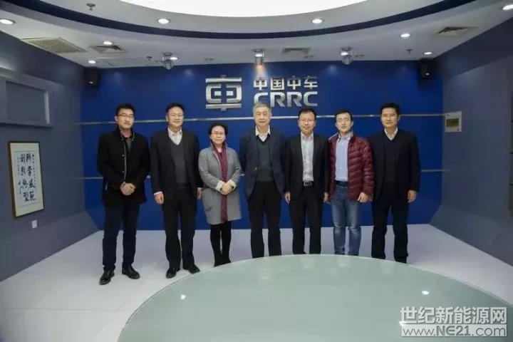 12月12日，中国光伏行业协会秘书长王勃华来公司考察指导工作。



中车株洲所总经理李东林进行了热情接待，中车时代电气总经理刘可安带领王勃华秘书长一行参观了株洲所陈列室，并详细介绍中车株洲所发展的历史、各个产业板块发展的情况、科技创新体系、人才体系等，介绍了光伏产业以高铁变流、网络、控制技术为核心的初心和梦想