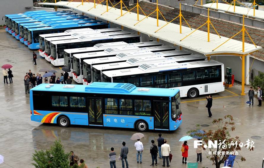 原标题：福州加快投放新能源公交车！到2020年底全市公交车基本“不喝油”            福州加快新能源公交车的投放速度，在今年已更新448辆新能源公交车的基础上，再下单购置1068辆新能源公交车。目前我市新能源公交车比例达39%，绿色能源公交车比例达到64%