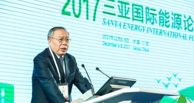 原标题：郑新立：扩大以气代煤代油规模 夺取蓝天保卫战决定性胜利             ↑郑新立发表主旨演讲。 新华社客户端三亚频道12月7日电（苏婧 符苗）7日上午，以“绿色能源与低碳经济”为主题的2017三亚国际能源论坛在海南三亚开幕