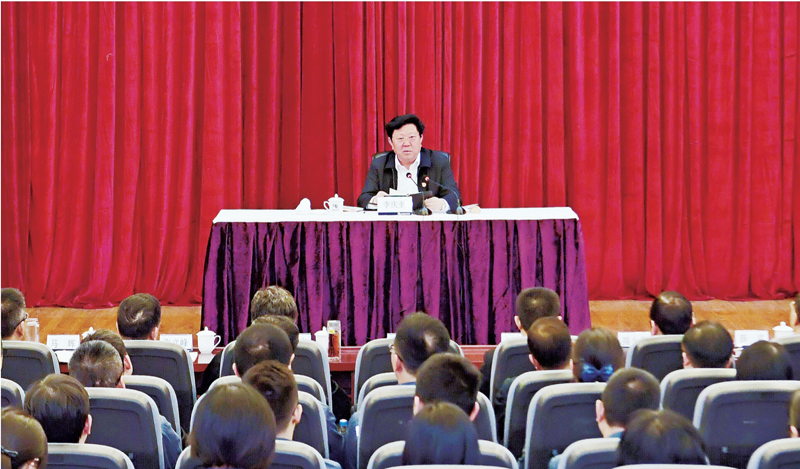 　　●落实党的十九大精神，奋力开拓公司改革发展新气象，重点把握好七个方面工作：　　○着力满足人民追求美好生活的电力需要　　○纵深推进供给侧结构性改革　　○全力推动向综合能源服务公司转型　　○着力打造安全稳定可靠的坚强电网　　○着力打造具有全球竞争力的世界一流企业　　○着力推进电网绿色低碳发展　　○着力推动全面从严治党向纵深发展　　12月14日，李庆奎深入基层党建工作联系点广东电网公司江门供电局宣讲党的十九大精神。南网报记者 吴兴波 摄　　南网报讯 12月14日，南方电网公司党组书记组书记、董事长李庆奎深入