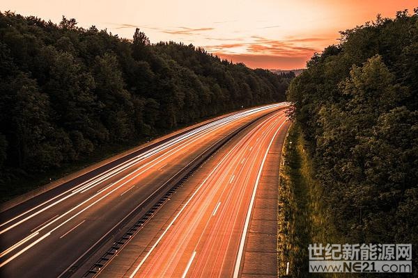 近日，国内首段光伏公路现身济南的消息引起了光伏圈的热议。据了解，该光伏高速路面分为了三层，最上面一层是“透明混凝土”，这一层直接与车辆及行人接触，可对光伏组件起到保护作用；中间一层即光伏组件，可以通过太阳光发电；最后一层则为绝缘层，可起到隔绝湿气的作用