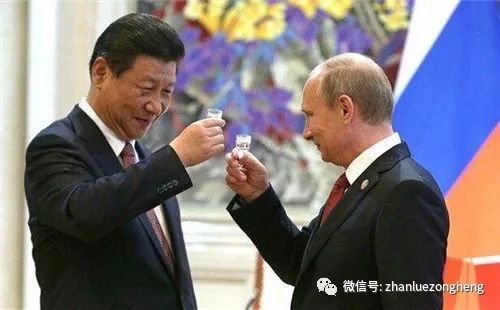 原标题：中俄打通能源大动脉！白宫欲哭无泪！             都说21世纪是能源的世纪，能源是现代社会经济和国防发展的命脉！具有重大的战略与军事意义！ 能源对我国的意义不言而喻！最近几天就爆发了天然气荒！ 中国近年来在取得社会巨大发展的背后，对能源渴望与需求也很大！每年大量从海外进口油气资源。 俄罗斯虽非中东国家，但俄罗斯国内油气资源却不输中东产油国！  近日，中俄能源合作重大项目——被誉为“北极圈上的能源明珠”的亚马尔液化天然气LNG工程正式投产，这是目前全球罕见的特大液化天然气工程