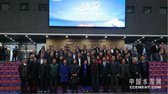 原标题：【祝贺】“不忘初心，拥抱新时代”---川润股份25周年庆典圆满礼成            2017年12月13日，川润股份迎来了25周岁生日，为庆贺这一特殊时刻，公司在自贡成都外国语学校隆重举行了“不忘初心，拥抱新时代---川润股份25周年庆典”活动，这也是川润战略升级发展新篇章的历史性时刻！  25周年合照 本次庆典以“不忘初心，拥抱新时代”为主题，分“荣耀”、“梦想”、“超越”三个篇章，通过沙画诗歌、3D梦幻舞蹈等多种艺术表现形式以及欢乐分享、图文直播等技术手段呈现出一场优雅、时尚、欢乐的庆典